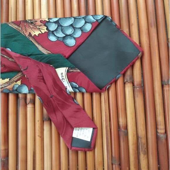 EUC VINTAGE 1996 RALPH MARLIN Cranberry "Wine Labels" Grapes 100% Silk Tie - Picture 8 of 10